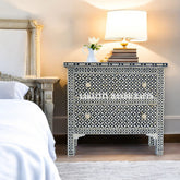 Mesita de noche grande negra con 2 cajones y diseño geométrico con incrustaciones de hueso